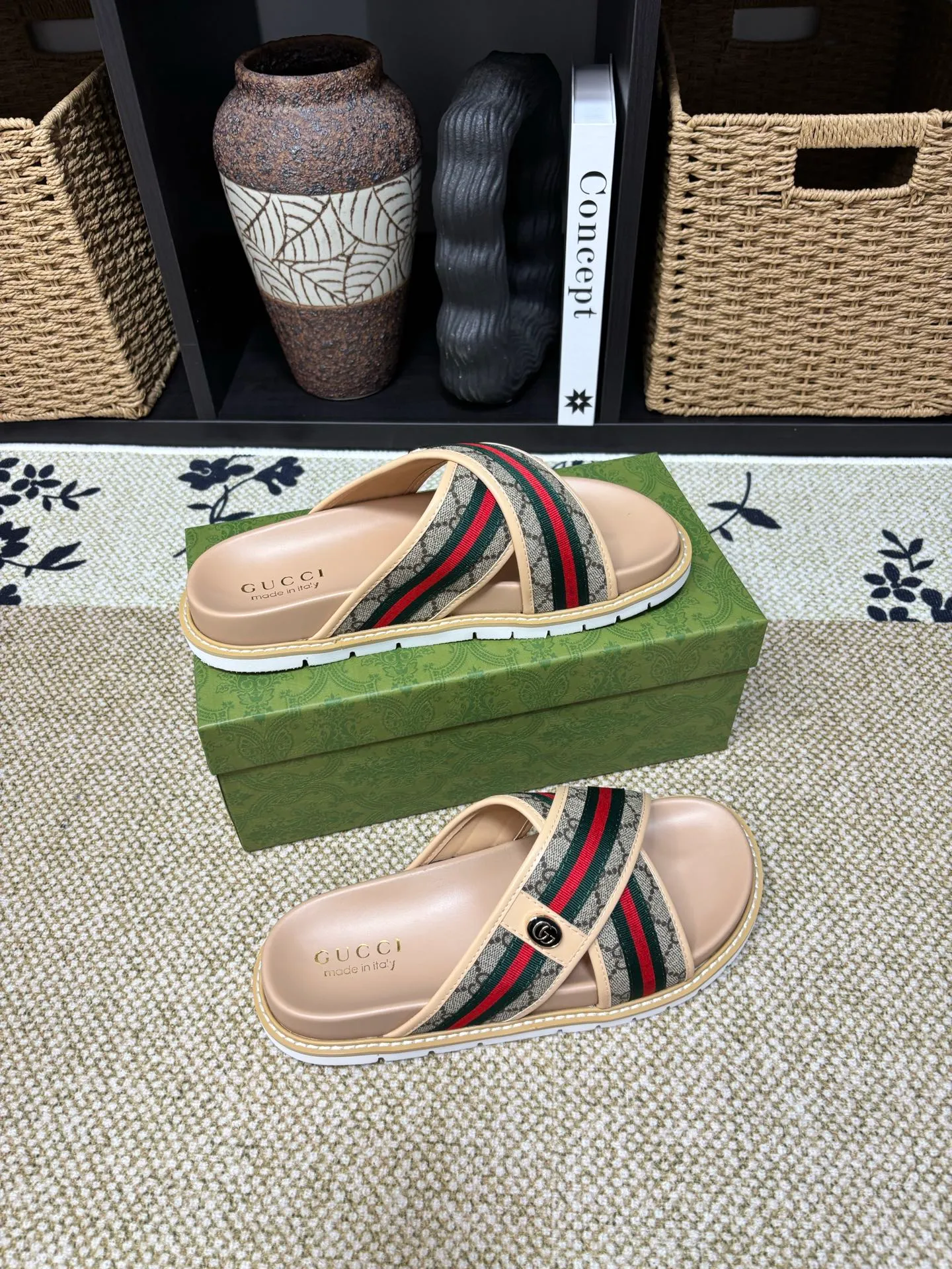 Factory 💰 300 yuan Gucci slippers] high-end men's shoes brand official website 1:1 latest masterpiece: original mold customization, the fabric is made of imported original materials, upgraded outsole, lighter and non-slip. The market's top quality, simple yet tasteful, a must-have for fashionistas, fashionable at your feet, full of confidence, the same style at the counter 👍The season of summer slippers is here. Code: 38-45 (45 customized)
